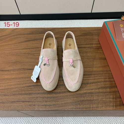 Loro Piana 锁边款乐福鞋。意大利顶级羊绒复古优雅低调奢华。时尚性与皮料实用性同样兼具依然全网最高品质。鞋面羊京丝质柔滑。手工缝线，水染皮里，原版大底。