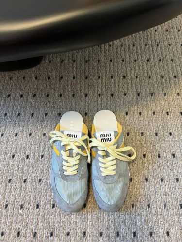 代购级Miu Miu 25ss 春夏新款走秀MiuMiu 德训 休闲半拖秀场工艺来自Miu Miu系列的细节特写 新季的潮流要素一与此刻挚爱的概念，多元对撞，传