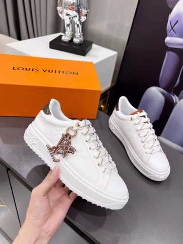 爆款来袭，本款 Time Out 运动鞋以撞色明线点缀 Monogram 压纹牛皮革。LV 字母和 Monogram 花卉挂饰系挂于鞋带搭扣之上。搭配后部 Mo