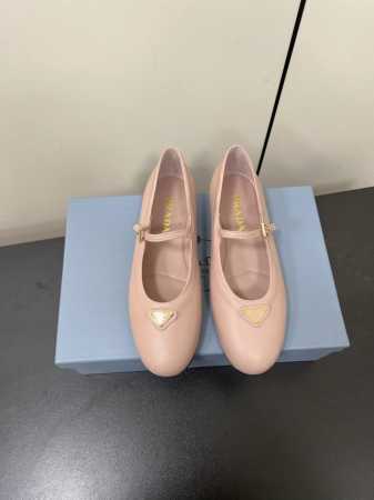 羊皮面 PRADA 25ss 普拉达秋冬新品 实力来袭 玛丽珍单鞋 芭蕾舞鞋超级爆系列爆品，各大网红明星乔欣，程潇，同款圆头三角扣 玛丽珍单鞋 ！时髦百搭nic - 点击图像关闭