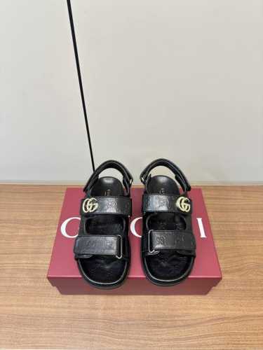 gucci｜古琦女士双G扣压花魔术贴沙滩凉鞋 这款凉鞋以Gg帆布匠心打造，缀饰一眼可辨的双G标识，配以浅金色调配件，为整个设计注入一抹精致优雅气息 原版定制双G