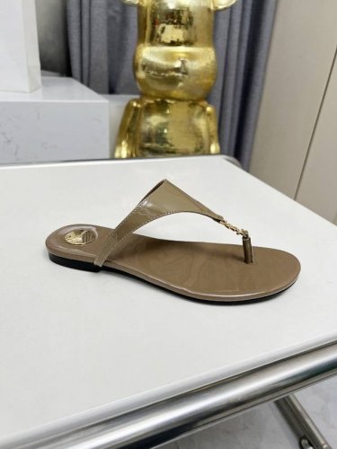 圣罗兰 :卡其色漆皮 橡胶底 真皮底 码数35-44 42.43.44定做不退换 面料 头层牛皮 羊皮里 这款便鞋风格优雅 穿搭轻松 洋溢清新朝气 灵活演绎百变