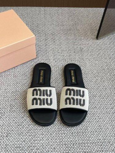 Miu Miu 缪缪 25Ss春夏新款 拉菲草编织皮质拖鞋 Miu夏日风情 真的太少女啦！小羊皮超级软糯 喜欢可以冲了 拉菲草 原版做法.原版走线 原版高密度真