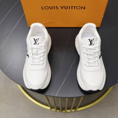 出厂价Pp： 品牌：Lv路易威登 标准码：38-44 45订做 等级：官网同款 材料：原版皮料拼接 舒适透气真皮内里 轻便耐磨运动大底 款式类别：男士时尚休闲鞋