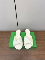 bv Botteg* Veneta Ssbv新款网红款编织拖鞋 bv今年的单品都超级的火 每一款产品都备受瞩目 时尚达人的最爱 这款拖鞋也不例外 上脚真的超百搭