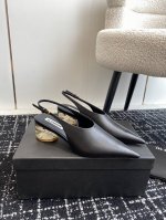 代购级 JIL sander 小众潮牌 24春夏超现代主义水晶透明跟尖头系列单鞋后空凉鞋！这款现代风格凉鞋醒目吸睛，微风轻轻吹过，脚下的每一步都应该轻盈而自在。