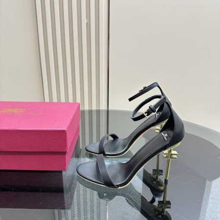 试试不一样的Elisabetta Franchi高跟鞋 一个轻奢品牌 Elisabetta Franchi Elisabetta Franchi绝美高跟时装秀场 - 点击图像关闭
