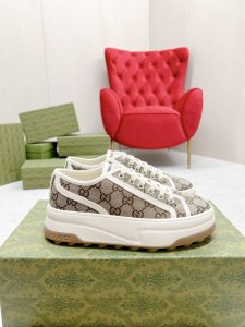 橙子出厂价p gucci 古驰 经典刺绣Gg低帮老花厚底帆布鞋 休闲鞋板鞋 情侣款 这件亮眼吸睛的单品从网球世界中汲取创作灵感 这款运动鞋采用同色调米色和乌木色