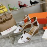 坡跟系列』 手掌纹出厂价 将经典延续 Hermès 坡跟凉鞋新配色 爱马仕的坡跟凉鞋是我见过最简约最耐看最有气质的！！！任何风格都能hold住，7cm高度轻松驾