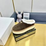 出 最新系列！高版Prada 普拉达2024秋冬季新款毛毛厚底拖鞋 三角扣面包包头半拖鞋 最新走秀系列 经典升级 舒适度与时髦度并存 每个颜色搭配都好看，设计搭