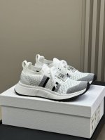 顶级品质 这款 Run'n'dior 运动鞋是二零二五秋季系列新品，以优雅时尚的造型重新演绎运动风格。鞋面采用白色网眼织物精心制作，鞋带和鞋跟饰以 Christ