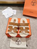 Herme* 秋冬新款二舅毛拖全 秋天的第一双鞋一定就是可爱的毛拖啦！爱马仕经典的H加上毛茸茸的羊毛设计让人一眼就爱上随意的二舅拖 皮料是意大利定制的爱马仕专用