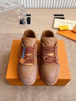 520Louis Vuiton 路易威登 Ss新款 Lv Trainer系列板鞋篮球鞋 Lv Trainer运动鞋是由设计师Virgil Abloh由复古篮球鞋