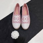 chanel香奈儿新款麻绳底缝亮片渔夫鞋。鞋面采用进布面加亮片，内里垫为丝绸羊皮，超柔软绵羊垫脚，原版注胶橡胶原色麻底。Size：35-40 34、41、42可