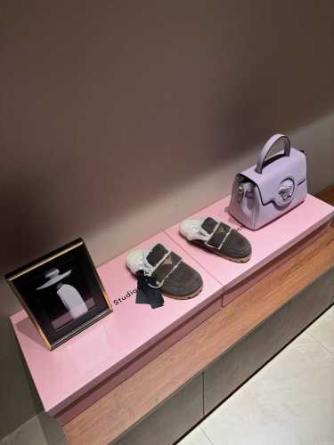 PRADA 普拉达2024秋冬新款△三角标一脚蹬羊毛鞋，厚底靴 雪地靴 双色擦色牛绒真羊羔毛棉靴雪地靴真皮沿条 双色TPU大底 材质细节可对比原版，市面普通版本