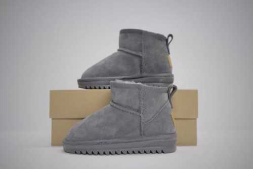 UGG经典低筒儿童雪地靴 SIZE：25-37码 周冬雨同款经典超短靴 比其他更洋气更好搭配 内里加绒加厚，保暖舒适 暖暖过冬，不怕冻