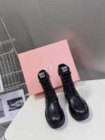 Miumiu缪缪秋冬最新款马丁靴上新 完全原版一比一复刻打造 版型超级正 最新时尚的设计 火遍全网的靴子，上脚又酷又时髦 靴筒处独特设计最为抢眼吸晴 上脚还很好
