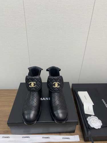 Chanel 23k秋冬新款书包扣短靴！ 圆胖圆胖鞋型，感觉萌萌的，这一季的流行元素圆圆鞋子，众多时尚博主街拍金品 鞋面原版定制 夌格电绣 意大利原版进口羊皮
