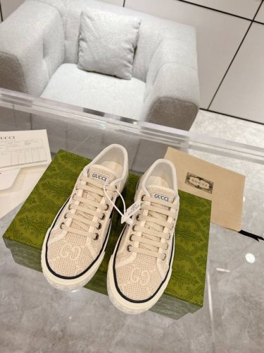 女 男 豪购5双原版开发 Gucci最新系列出货咯我家绝对不是第一家出货 毕竟买了5双原版要慢慢对颜色 好的东西总是慢慢才能出来 码:女35-40男40-44