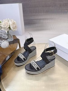 dior 迪奥 25春夏新款 Ivieta Dway 松糕厚底凉鞋Cd字母Logo立体刺绣厚底圆头露趾拖鞋 原版开发市面顶级版本，脚感柔软细腻，舒适度极高。 材