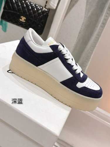 新品厚底三角标休闲鞋，原版购入开发，鞋型非常秀气且不软榻。脚感也是相当舒服 一年四季都不愁穿搭面料牛皮+高丝光牛反绒内里进口柔软牛皮 TPU灌注大底 原版双色超
