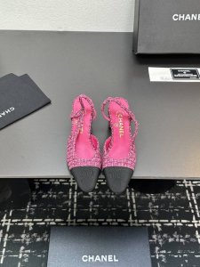 chane+L 经典Slingback 小香后空凉鞋 就像Coco香奈儿女士说的：流行稍纵即逝，但风格永存！这双后空鞋就是香家经典中的经典！双色搭配，简约精致，