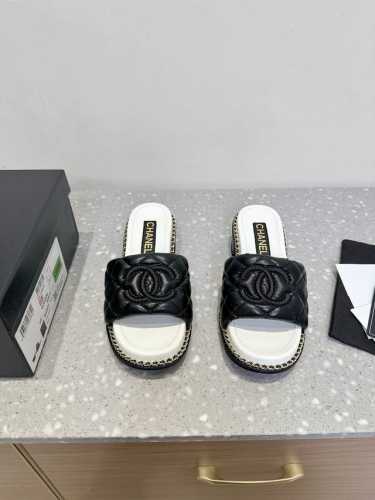 配飞机盒包装 Chanel 小香 25Ss 春夏新品 小粗跟 羊皮链条 懒人拖 小香的一款全新设计 鞋面羊皮材质搭配双C 简约百搭上脚超级美的 怎么看都超美 鞋