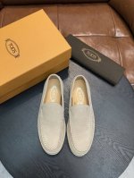 Tod's 托德斯 P: Size 39-44 38.45订做 TODS托德斯本款便鞋以丝绒般的翻绒革制成，搭配Tod's字母商标印花、外露缝线设计，鞋底设有编