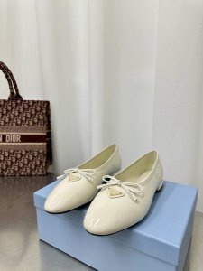 高品质出 PRADA*普拉达 2025ss 春秋蝴蝶结单鞋这款蝴蝶结平底鞋 不要太好穿了 鞋面是超软的牛皮 鞋口处织带锁边 上脚非常舒适 大家闺秀风范 鞋底还做