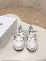 低帮款 出 情侣款 迪奥Dior 25新款学院风休闲时尚高帮运动鞋 彰显醒目而时尚的风范。精心制作，鞋面侧边镂空设计风格搭配超级时尚，细节也增添一丝优雅气质。轻