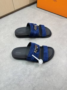 Hermes 爱马仕 -高端品质 原单休闲凉拖鞋 -鞋面：进口高丝光反绒小牛皮、品牌金属扣件 -内里：水染牛皮 -大底：超轻Tpr橡胶 真皮包Tpu水台；组合成