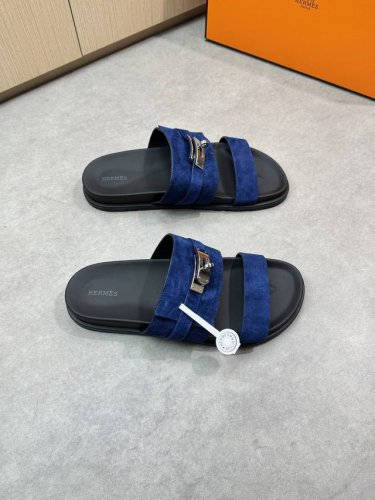 Hermes 爱马仕 -高端品质 原单休闲凉拖鞋 -鞋面：进口高丝光反绒小牛皮、品牌金属扣件 -内里：水染牛皮 -大底：超轻Tpr橡胶 真皮包Tpu水台；组合成