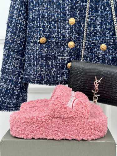 厂价 Balenciaga｜巴黎世家24S新品字母刺绣泰厚底迪毛毛拖鞋 独家正确版本、原版开发、时尚圈内各大网红明星又在拼命种草的款式。火爆整个ins！又是一个