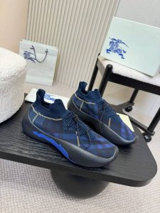 男款 , Burberry2025爆款出炉，超轻袜子鞋，百搭，装饰精纺 Burberry 格纹图案。搭配网眼内衬和格纹鞋带，橡胶鞋底饰有典藏 Burberry