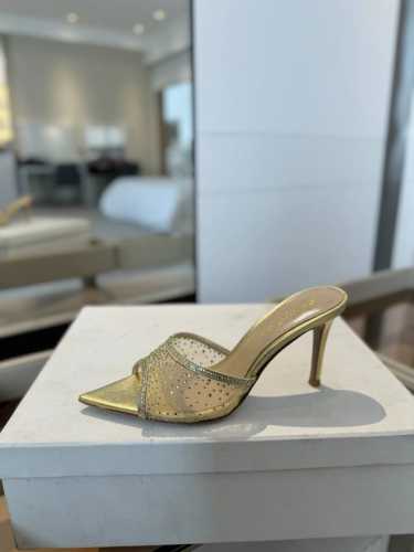 价格： Gianvito rossi 2025 新款拖鞋顶级版本，代购品质！施华洛奇水钻尖头高跟拖鞋，宛如从童话中走来的仙履。施华洛奇水钻璀璨耀眼，如同繁星点点