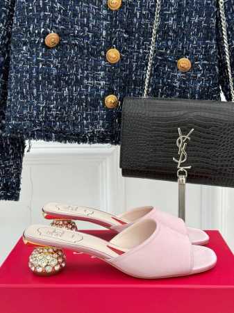 厂价 Roger Vivier｜Rv25S春夏 新品水晶跟拖鞋 喜欢法式优雅的来Pick这双 会让你的夏日穿搭气质翻倍哦～ 鞋跟镶满Blingbling的水钻爆 - 点击图像关闭