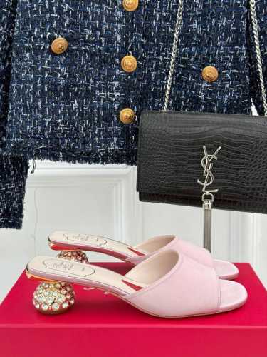厂价 Roger Vivier｜Rv25S春夏 新品水晶跟拖鞋 喜欢法式优雅的来Pick这双 会让你的夏日穿搭气质翻倍哦～ 鞋跟镶满Blingbling的水钻爆