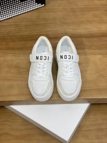 售 价: 商品商标：Dsquard D2次方* 低帮休闲鞋 正码码数: 35-44 可订做45.46. 情侣款 商品材料：鞋面进口磨砂皮，羊皮内里，原版大底。