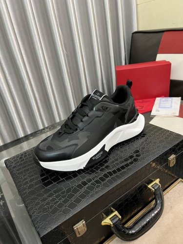 出厂价Pp： 潮牌华伦天努，休闲鞋 Size:38-44 45可以订做 新款 专柜同步新品 ！最高版本高品质专柜1:1，鞋面意大利进口牛皮高档羊皮内里 原版大底
