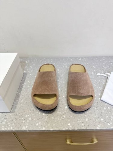 the Row 小众潮牌 25Ss春夏新品 水台 勃肯 拖鞋 这不用多说，是近两年最火之一的品牌，几乎博主人手一双！春天的季节就要到了，推荐这款随性又不乏设计感