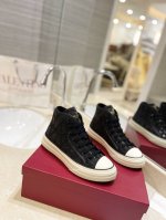 Valentino V家专柜最新款 V标志高帮情侣款运动鞋， 欢迎对比 舒适好穿楦型与专柜一致。Tpu组合大底 女：标准码35-40 41.42 定制 男：标准