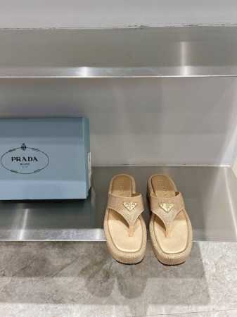 Prada 普拉达2024春夏新款拖鞋，Bing Bing的材质穿上简直美的无话可说 高端环保格丽特材质 设计搭配不同风格需求 内里 原版定制羊皮内里垫脚 大底 - 点击图像关闭