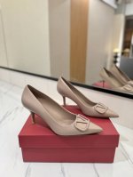 出厂价： Valentino 华伦天奴推出全新单鞋系列，单鞋款高跟鞋尖头V扣凉鞋。上脚非常修脚型 重点是很好非常好驾驭 不磨脚不累脚 行走神器！ 金属VLOGO