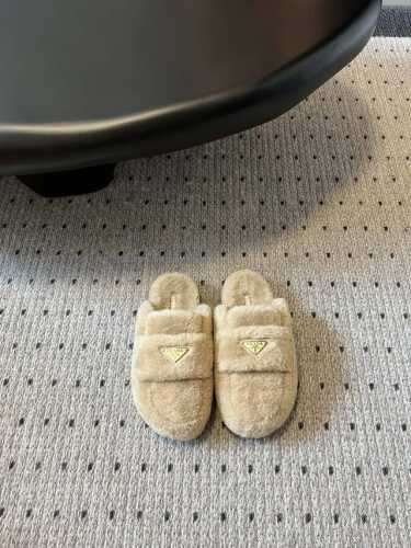 普拉达 prad*23秋冬毛毛半包拖鞋系列 对原版工艺 每个款式，颜色都很赞！！集舒适 可爱 时尚 高雅 百搭 ，羊毛舒适柔软，唤醒秋冬暖意。让您从早到晚舒适踱