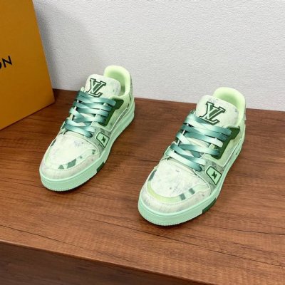 编码： 新款lv Trainer 男士帆布做旧运动鞋 本款 Lv Trainer 运动鞋以 Monogram 漂白丹宁布营造做旧外观，焕新演绎 Virgil A