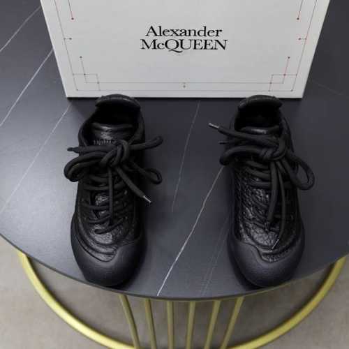 ALEXANDER MCQUEEN 亚历山大 麦昆 最新 Flexion系列 情侣款 复古运动鞋 德训鞋 这款Flexion Off white色调粒面皮革低帮