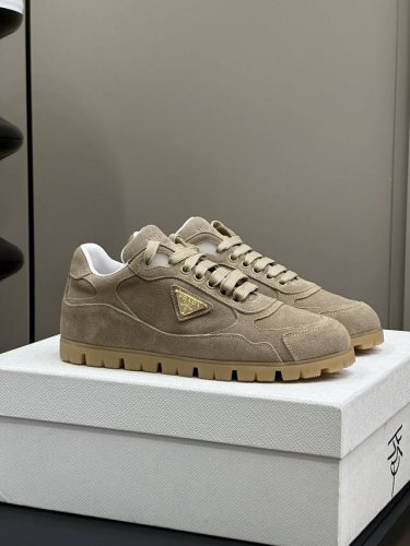 顶级品质 Prad A Ss24 New Arrival～ P家24 休闲鞋新品 进口牛绒面料，质感拉满呀 内里羊皮，脚感觉觉子哦 软得没朋友啊，脚感超级软糯