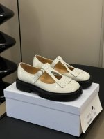Margiela .MM6竟然出这么乖的 Tabi 玛丽珍这季出的厚底玛丽珍 Tabi比经典款更加的复古可爱些4公分的厚底显腿细 腿长是肯定的啦！再搭配小筒袜就