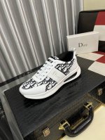 出厂价Pp： 迪奥Dior 新款休闲鞋，必爆款 ，采用潮流时尚鞋 最新爆款鞋面采用进口牛皮+专用印花面料拼接设计 ，羊皮垫脚，舒服橡胶大底 上脚轻巧舒适 实物更
