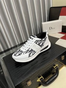 出厂价Pp： 迪奥Dior 新款休闲鞋，必爆款 ，采用潮流时尚鞋 最新爆款鞋面采用进口牛皮+专用印花面料拼接设计 ，羊皮垫脚，舒服橡胶大底 上脚轻巧舒适 实物更